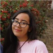 Chica que ama enseñar a niños y niñas de primaria.